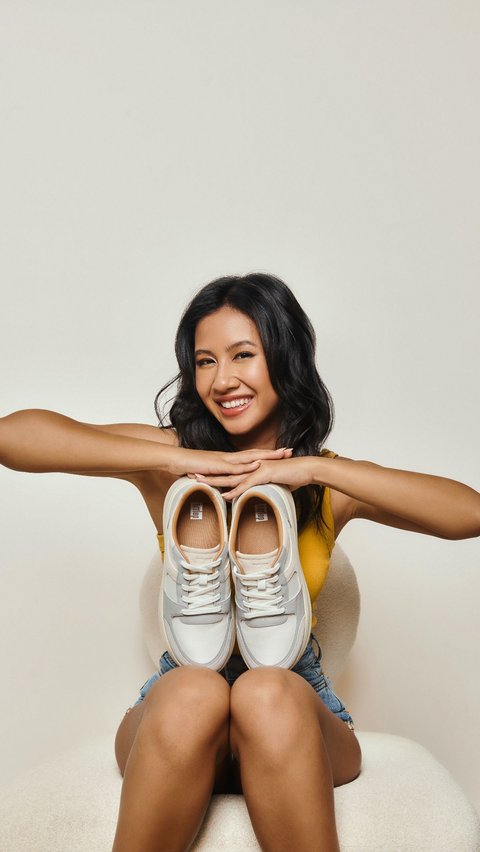 Portrait of Shenina Cinnamon Looking Stunning with the Latest FitFlop Collection