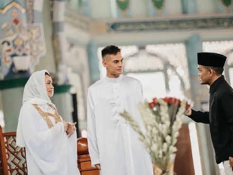 9 Portraits of Filipino footballer Christian Rontini who converted to Islam before marrying Amanda Gonzales, daughter of Cristian Gonzales