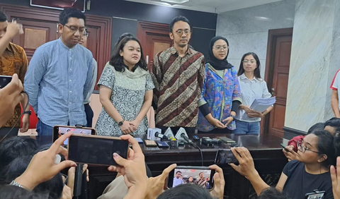 Michael menilai, jika tidak terjawab tuntas, keresahan yang diutarakan kalangan ahli hukum tata negara dan masyarakat sipil, berpotensi mengikis kepercayaan publik terhadap lembaga negara.<br>