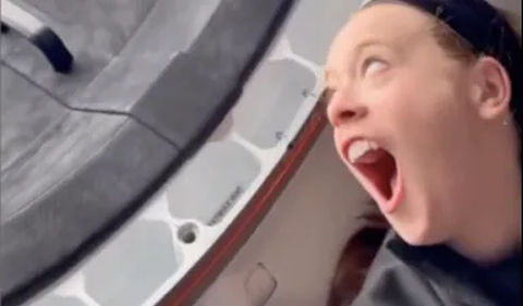 Sebuah video di media sosial memperlihatkan ekspresi melongo seorang astronot perempuan ketika roket yang ditumpanginya baru saja sampai di luar angkasa. 
