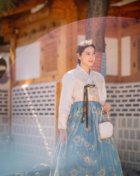 Cantik Banget dengan Vibes ala Putri Kerajaan, Ini Potret Nabila Syakieb Pakai Hanbok di Korea Selatan yang Curi Perhatian