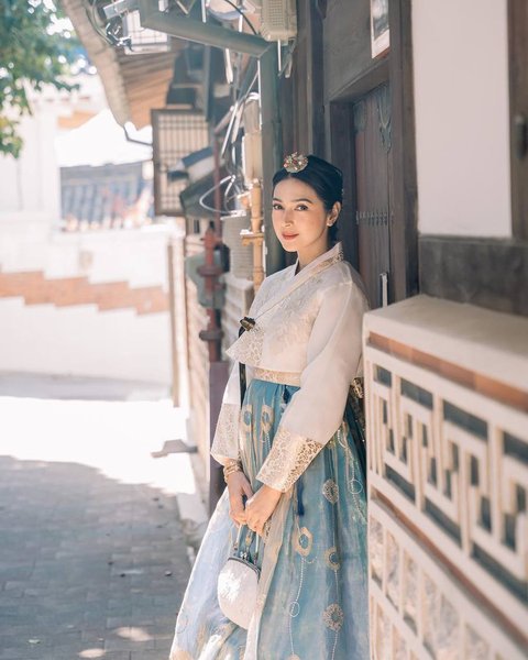 Cantik Banget dengan Vibes ala Putri Kerajaan, Ini Potret Nabila Syakieb Pakai Hanbok di Korea Selatan yang Curi Perhatian