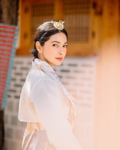 Cantik Banget dengan Vibes ala Putri Kerajaan, Ini Potret Nabila Syakieb Pakai Hanbok di Korea Selatan yang Curi Perhatian