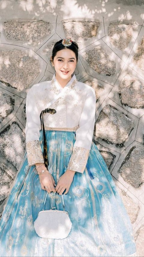 Cantik Banget dengan Vibes ala Putri Kerajaan, Ini Potret Nabila Syakieb Pakai Hanbok di Korea Selatan yang Curi Perhatian<br>