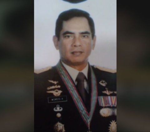 Namun siapa sangka, ada cerita menarik ketika Prabowo hendak berangkat 'tempur' di suatu wilayah. Ia dibekali sajadah oleh seorang Jenderal TNI Bintang 4. Sosoknya adalah Jenderal TNI (Purn.) Wismoyo Arismunandar.<br>