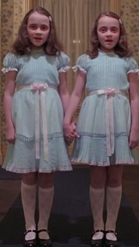 Inilah sosok Si kembar dari keluarga Grady di film The Shining. Tokoh ini diperankan oleh Lisa dan Louise Burns. 