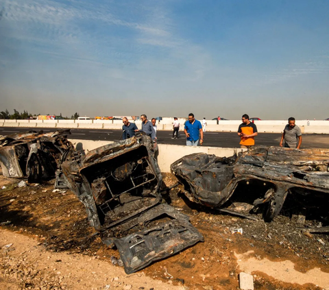 FOTO: Horor! 35 Orang Tewas Terpanggang dalam Kecelakaan Maut Beruntun di Kairo, Puluhan Mobil Hangus Terbakar