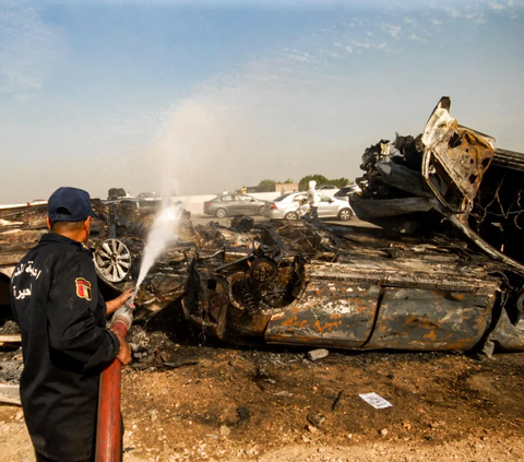 FOTO: Horor! 35 Orang Tewas Terpanggang dalam Kecelakaan Maut Beruntun di Kairo, Puluhan Mobil Hangus Terbakar