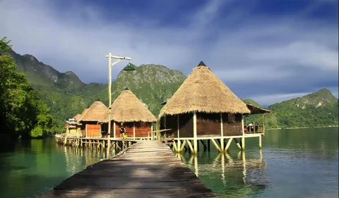 3. Pantai Ora, Maluku
