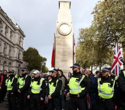 Lebih dari 1.000 anggota kepolisian dikerahkan ke seluruh London untuk mengamankan demo ini.<br><br>Tonton demo bela Palestina di Inggris di slide berikutnya.
