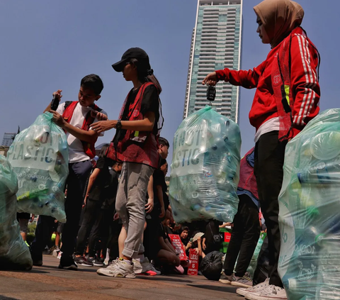 FOTO: Penampakan Sampah-Sampah Puntung Rokok dan Plastik yang Dipungut Pegiat Peduli Lingkungan Bersama Masyarakat saat CFD Jakarta