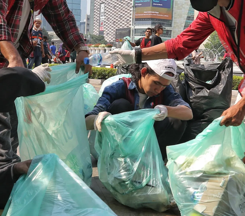 FOTO: Penampakan Sampah-Sampah Puntung Rokok dan Plastik yang Dipungut Pegiat Peduli Lingkungan Bersama Masyarakat saat CFD Jakarta