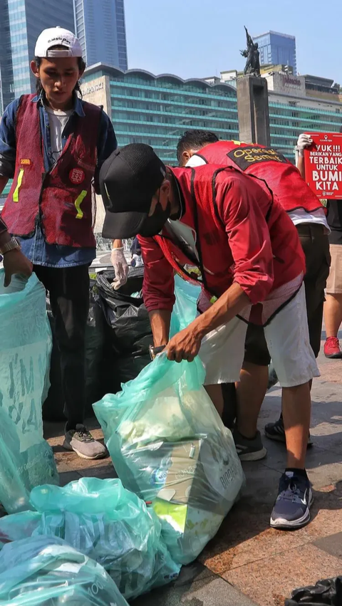 FOTO: Penampakan Sampah-Sampah Puntung Rokok dan Plastik yang Dipungut Pegiat Peduli Lingkungan Bersama Masyarakat saat CFD Jakarta<br>