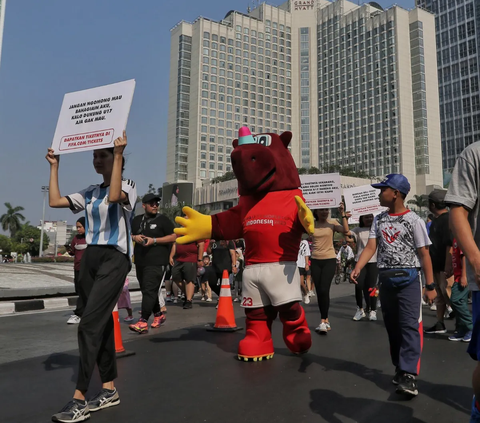 Perhelatan pesta olahraga sepak bola Piala Dunia U-17 sebentar lagi digelar dalam waktu dekat. Beragam kegiatan promo gencar dilakukan. Seperti aksi Bacuya, maskot Piala Dunia U-17 yang sedang beraksi untuk mengajak masyarakat agar turut menyukseskan ajang pesta olahraga tersebut.