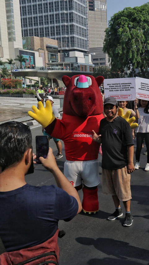 Pengunjung Car Free Day pun juga terlihat antusias berfoto dengan Bacuya.<br>