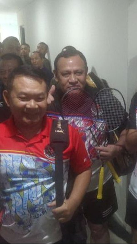 Ketua KPK Firli Bahuri 'Keok' Di tangan Jenderal Dudung Saat Main Bulu Tangkis<br>