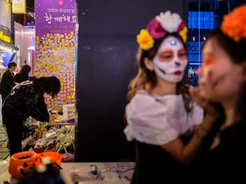 FOTO: Mengenang Setahun Tragedi Halloween di Itaewon, 159 Orang Tewas Berdesakan di Gang Sempit