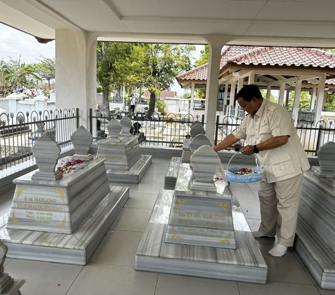 Prabowo di Banyumas Ziarah ke Makam Sang Kakek: Kalau Enggak Nyekar Takut Kualat