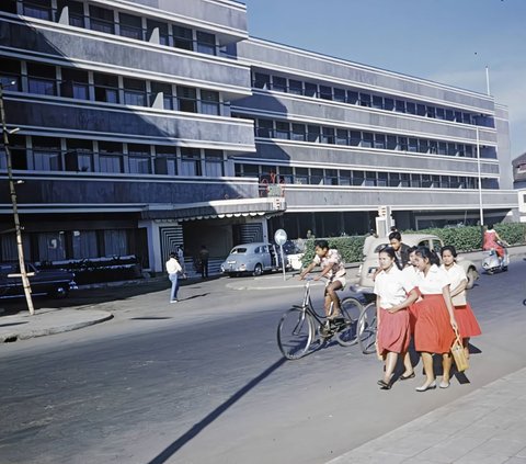 Viral Old Photo in Bandung in 1970, Netizens Captivated by the Portrait of Students on the Side of the Road, Primary School Uniforms Student Faces