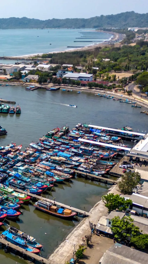 Foto udara suasana kapal penangkap ikan bersandar di Pelabuhan Perikanan Samudera Cilacap, Jawa Tengah,