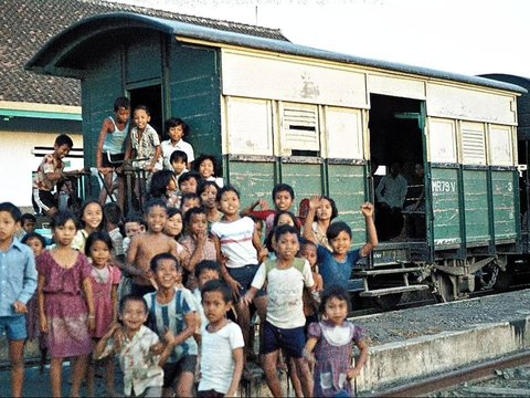 Viral Old Photo in Bandung in 1970, Netizens Captivated by the Portrait of Students on the Side of the Road, Primary School Uniforms Student Faces