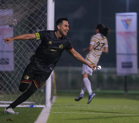 Pemain Selebritis FC, Darius Sinathrya  melakukan selebrasi setelah mencetak gol ke gawang Colossus FC pada laga Celebrity Trofeo Cup 2023 yang beralangsung di DM Sport, Ciledug, Tangerang, Minggu (29/10/2023).