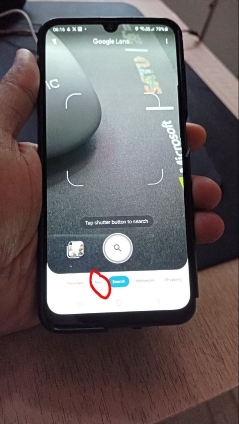 Pilih tombol Teks pada layar di Google Lens