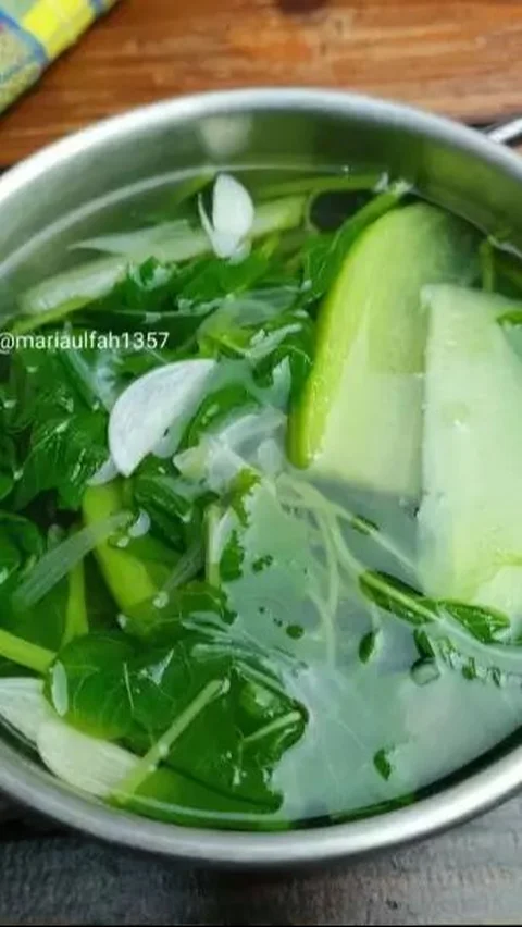 8 Resep Sayur Bayam Bening Simpel & Mudah Dibuat, Bikin Nafsu Makan Bertambah