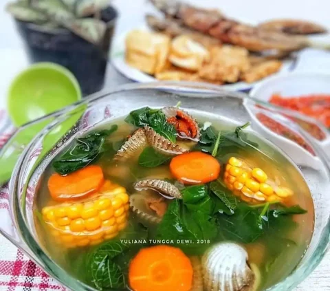 Daun bayam biasanya diolah dengan berbagai jenis masakan. Rasa dan teksturnya yang lembut membuat daun bayam cocok disantap dengan kuah atau tumisan.