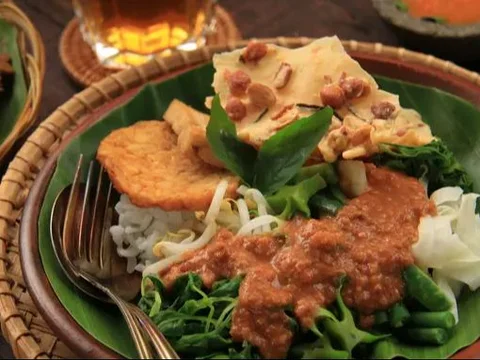 3. Pecel (Madiun, Jawa Timur)