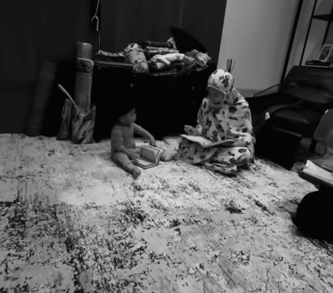 Momen Hangat Nikita Willy Les Ngaji Ditemani Baby Izz yang Anteng Pegang Buku Yasin
