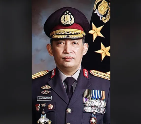 Bagaimana tidak, kini di pundak Listyo telah bertabur bintang. Menjabat sebagai Kapolri, Listyo kini berpangkat Jenderal Polisi Bintang empat dengan tanda pangkat 4 bintang emas di pundaknya.<br>