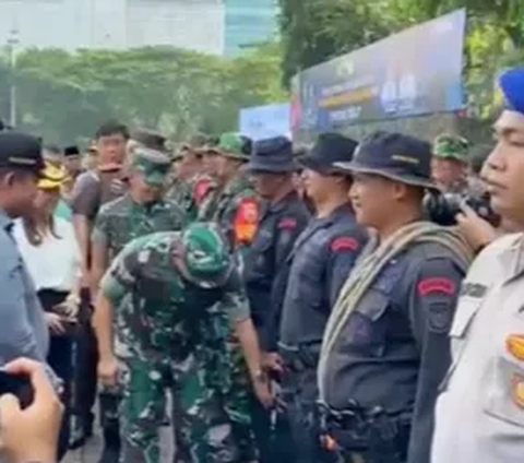 Kasad Jenderal Dudung Periksa Kantong Anggota Brimob Tak Ada Dompet: Enggak Punya Duit Berarti ini?