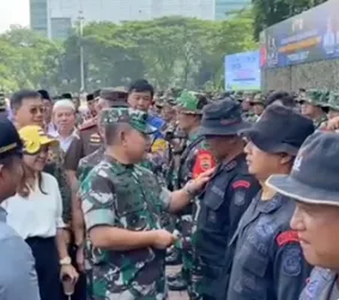 Kasad Jenderal Dudung Periksa Kantong Anggota Brimob Tak Ada Dompet: Enggak Punya Duit Berarti ini?