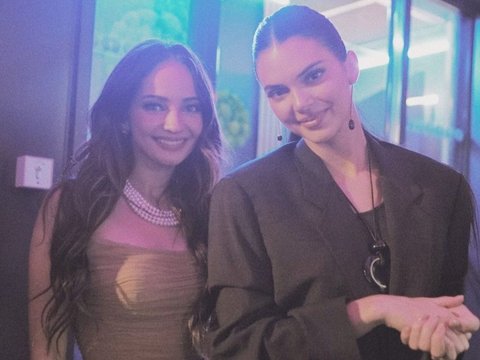 Enzy Storia Foto Bareng Kendall Jenner di Paris Fashion Week, Tak Kalah Cantik dari Sang Model Internasional