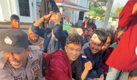 Usut punya usut, salah satu di antara para demonstran dan Polisi adalah seorang teman ketika SMA. Maka dari itu, suasana akrab pun terlihat antara mahasiswa yang melakukan demo dengan polisi yang bersiaga.