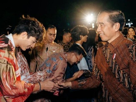 Blasteran Belanda, 8 Foto Tampan Eddy Meijer Saat Pakai Batik di Istana Negara