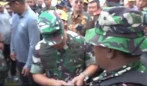 Saat membuka dompet sang prajurit, Dudung menemukan surat tugas dan beberapa kartu identitas.