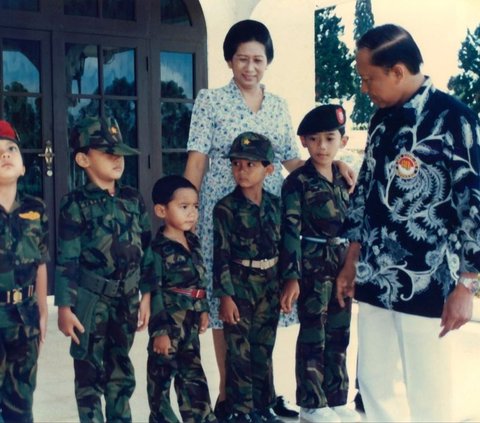 Agus Harimurti Yudhoyono atau yang akrab disapa AHY mengunggah foto masa kecilnya bersama sang kakek. Unggahan tersebut sekaligus untuk memperingati peristiwa kelam G30S PKI. <br>