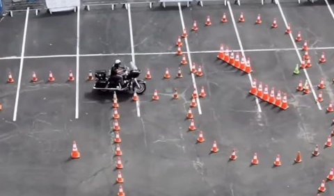 Pada video viral yang diunggah oleh akun @inibanjarnegara, tampak seorang pria tengah mengendarai sepeda motor di jalur ujian praktik SIM C.<br>