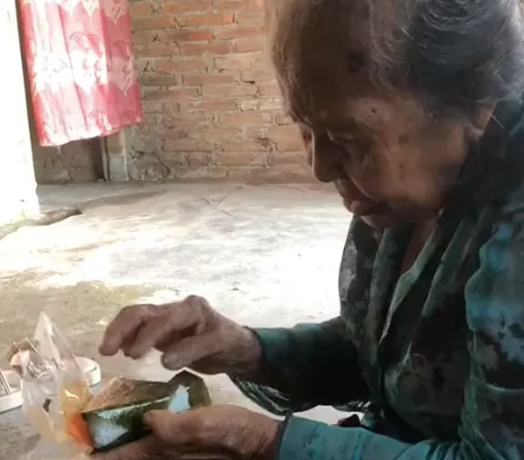 Reaksi Kocak seorang Nenek saat Makan Rumput Laut Onigiri ‘Jadi Kayak Kambing’