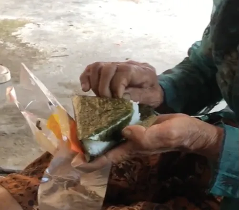 Reaksi Kocak seorang Nenek saat Makan Rumput Laut Onigiri ‘Jadi Kayak Kambing’