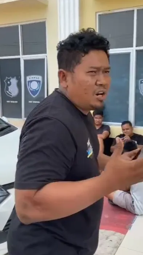 Belum diketahui pasti alasan sopir truk itu kecewa kepada polisi. Kabarnya ungkapan kekecewan sopir truk itu terjadi di Polsek Tebo Tengah, Jambi.