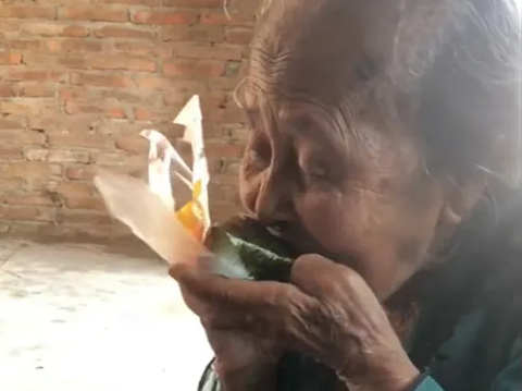 Seorang Nenek Pertama Kali Makan Onigiri