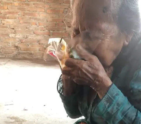 Reaksi Kocak seorang Nenek saat Makan Rumput Laut Onigiri ‘Jadi Kayak Kambing’