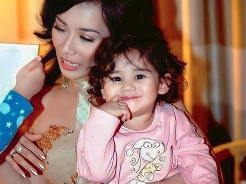 This Girl with Her Mother is Rumored to be in a Romantic Relationship with Adik Atta Halilintar, Can You Guess?