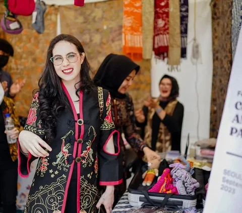 Tak Didampingi Arumi Bachsin, Begini Momen Kocak Wagub Jatim Fashion Show di Istana Berbatik