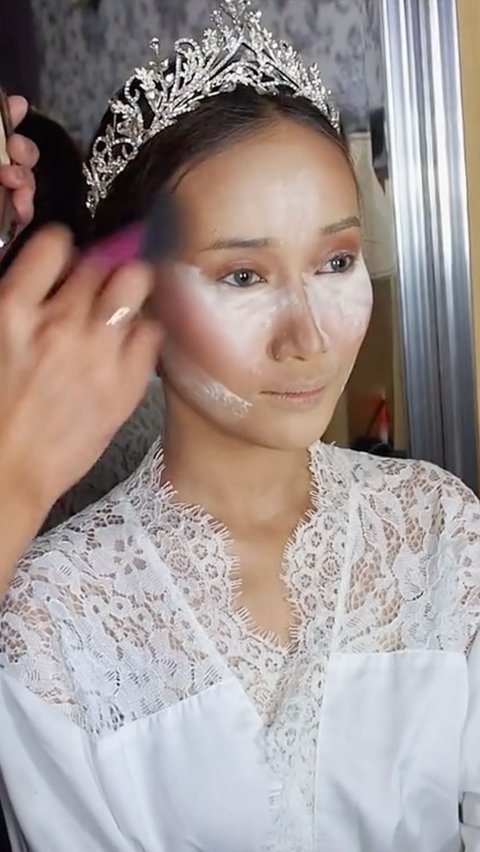 The client requested to be made up like Miss Universe, and the result was praised as 