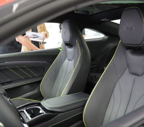 Dari sisi interior, Neta GT memberikan opsi perpaduan warna<br>Blue-Gray, Black-Orange atau Black-Green dengan jok kulit untuk memberikan<br>nuansa mewah.