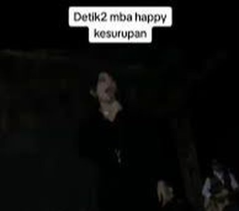 Video Detik-detik Happy Asmara 'Kesurupan' di Atas Panggung, Senyumnya Mengerikan